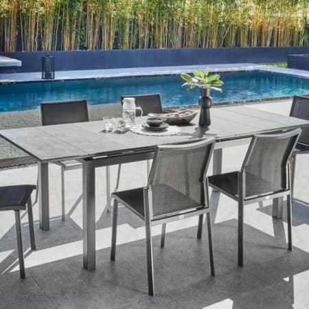 Table de jardin rectangulaire extensible aluminium - Hivaoa - L.180/240 x l.90 cm - 10 personnes graphite en situation