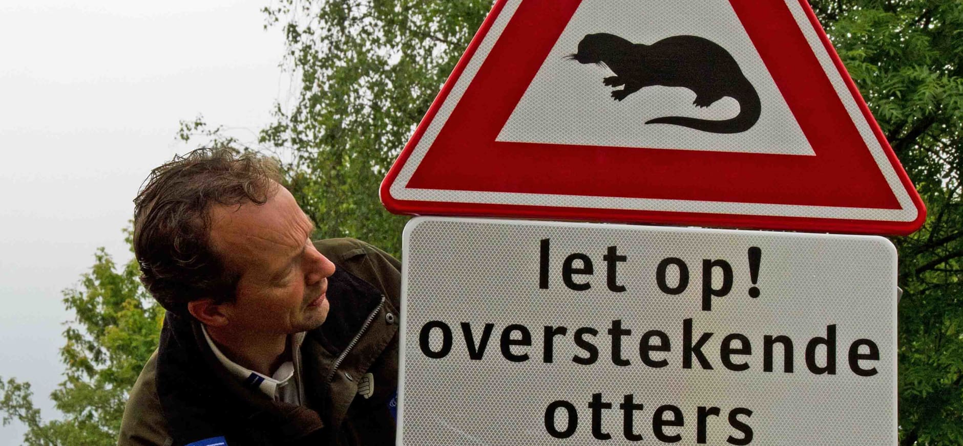 Boswachter John Pietersen bij otterbord