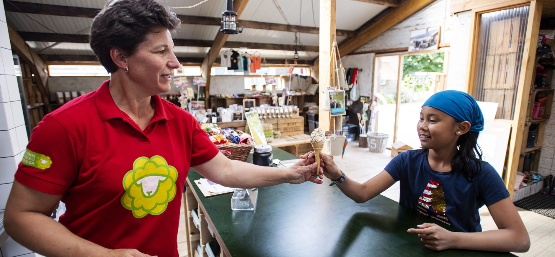 Boerin Petra Oosthoek in lunchroom Belevenisboerderij Schieveen