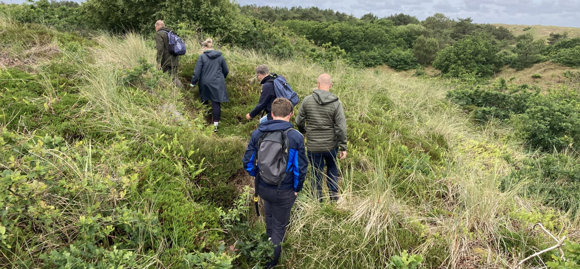 Deelnemers in de duinen tijdens excursie Zwanenwater