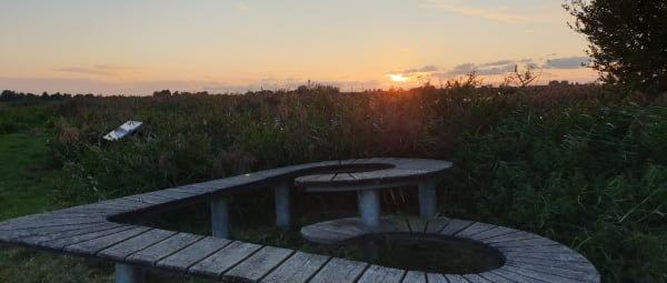 Bankje met uitzicht op de plas