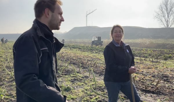 Isabel en boer Albert in de Schiebroekse Polder