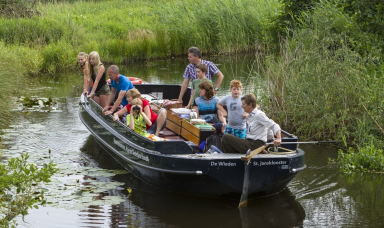 Bezoekerscentrum De Wieden varen langs de wilde bloemen.