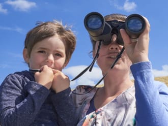 moeder en kind met verrekijker