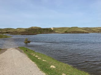 het pad naar strandopgang Duin en Kruidberg staat onder water