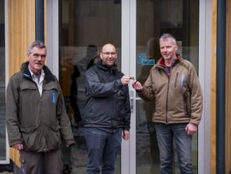 Sleuteloverdracht nieuwe entreegebouw Waterloopbos