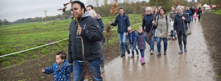 bezoekers planten bomen bij aanleg van Parkbos de Haar