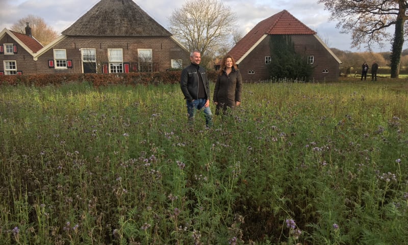 De nieuwe natuurboer Arjen van Buuren met zijn vrouw Winny voor hun nieuwe boerderij op Velhorst