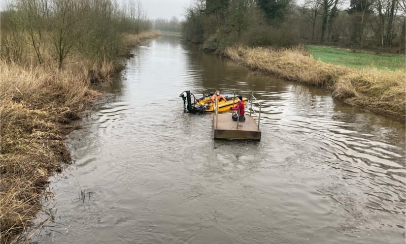 Maaiboot sleept pontje Staringkoepel naar aanlegplaats