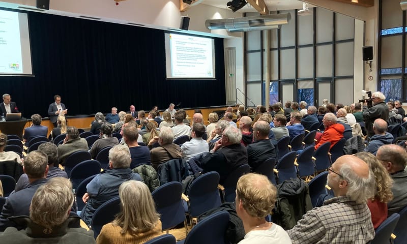 honderden mensen in de zaal bij informatiebijeenkomst Duitse windmolens