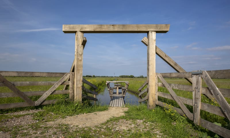 Zwevende picknickbank bij Polder Noord-Kethel