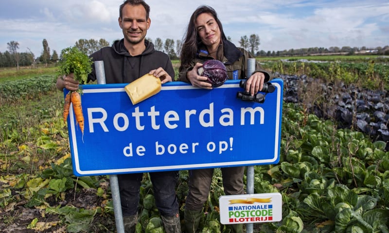 Boer Albert Boersen en boswachter Natascha Hokke zijn blij met de nieuwe impuls voor Rotterdam de boer op!