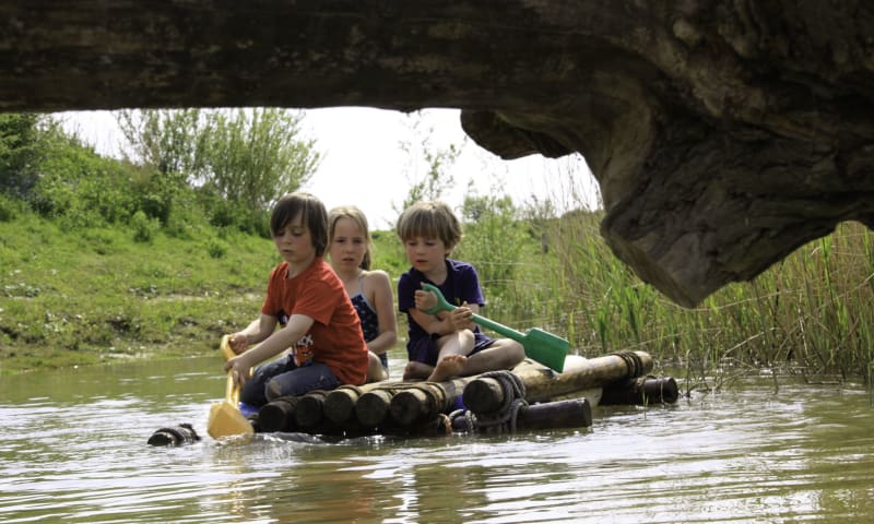 Zelfgebouwde vlotten uitproberen (Tiengemeten)