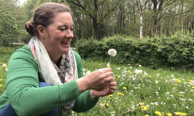 Sanne tussen de pinksterbloemen