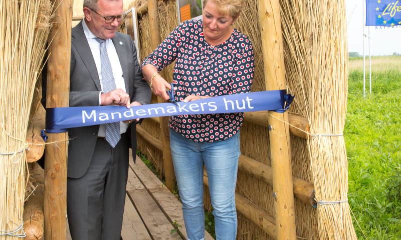 Wethouder Veldhoen en Jacqueline van Werven-Gunnink openen de hut