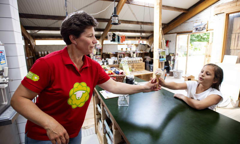 IJsje eten bij Belevenisboerderij