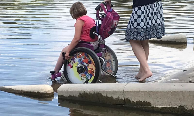 Janita kan voor het eerst met haar voeten in het water rollen op Schiermonnikoog klein