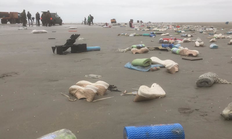 Militairen helpen bij opruimen afval op de Oostpunt van Schiermonnikoog