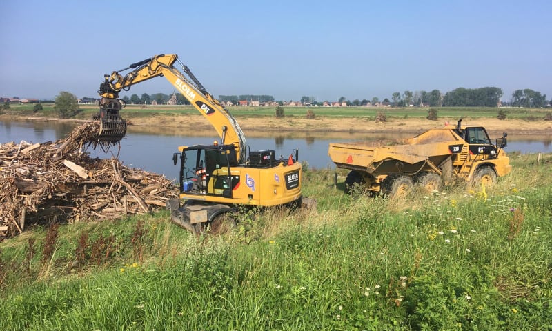 Opruimen met machines langs de Maas - zomerhoogwater 2021