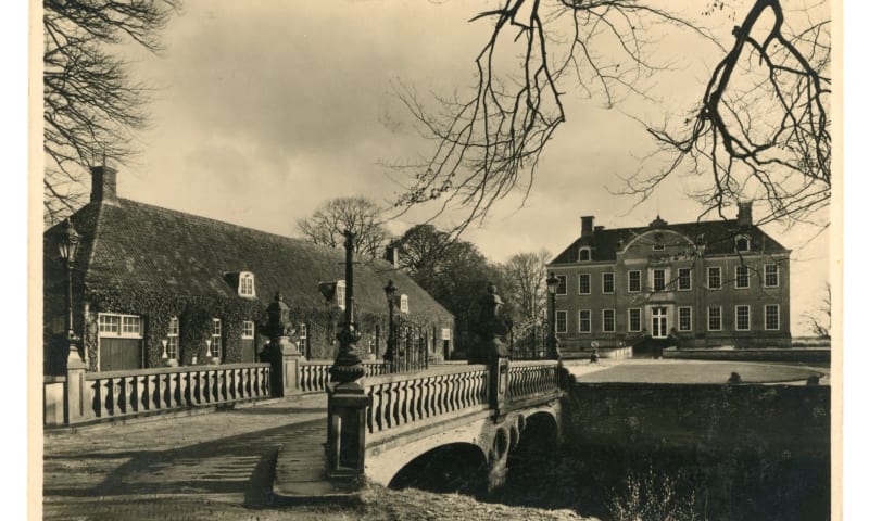 Oude ansichtkaart Kasteel Eerde met zonnewijzer.