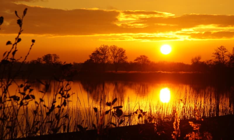 Varen op het Naardermeer in avondschemering