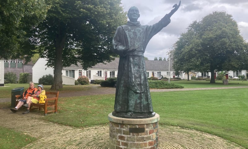 het standbeeld van de Schiere Monnik op de Willemshof op Schiermonnikoog