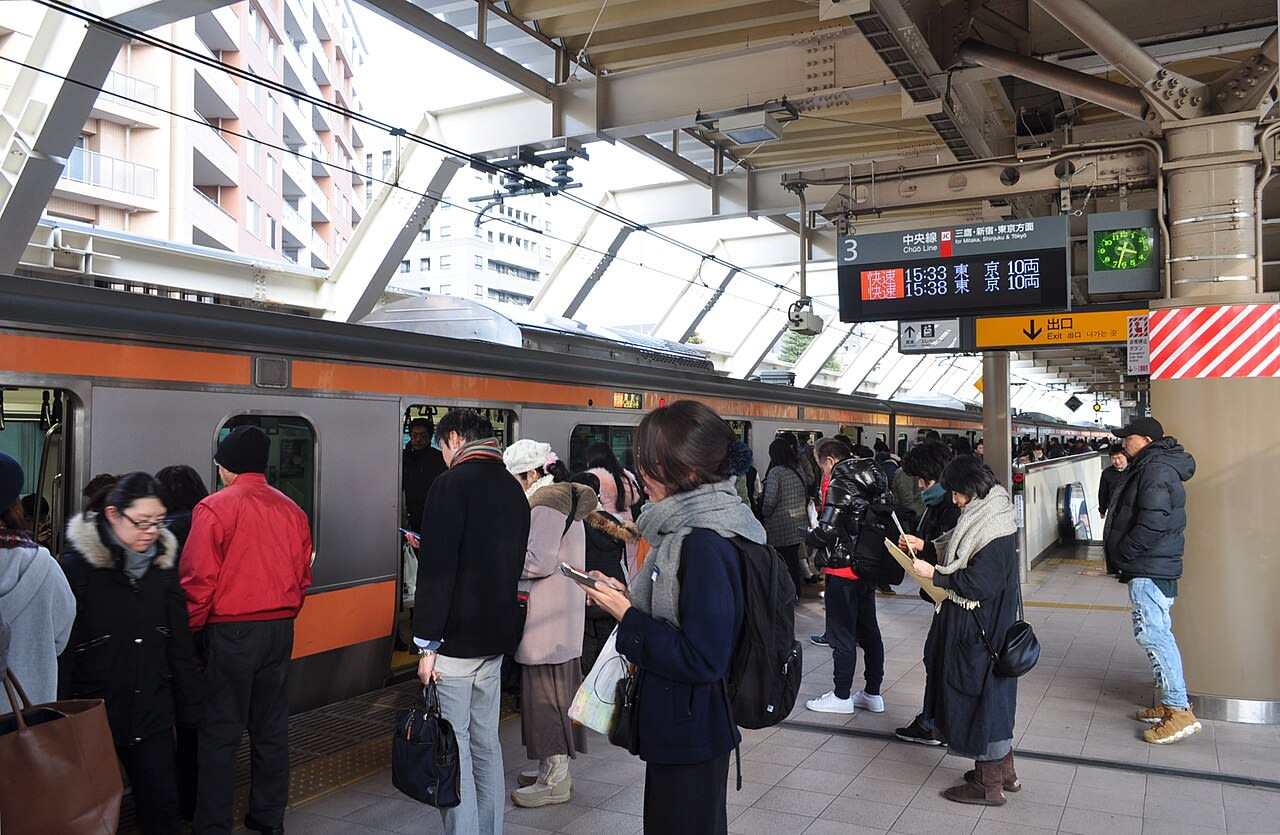 smartphone Tokyo train station