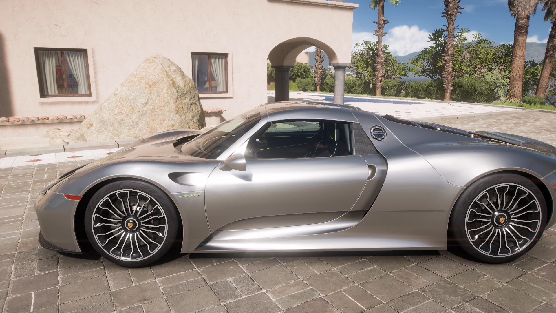 2014 Porsche 918 Spyder – view 2