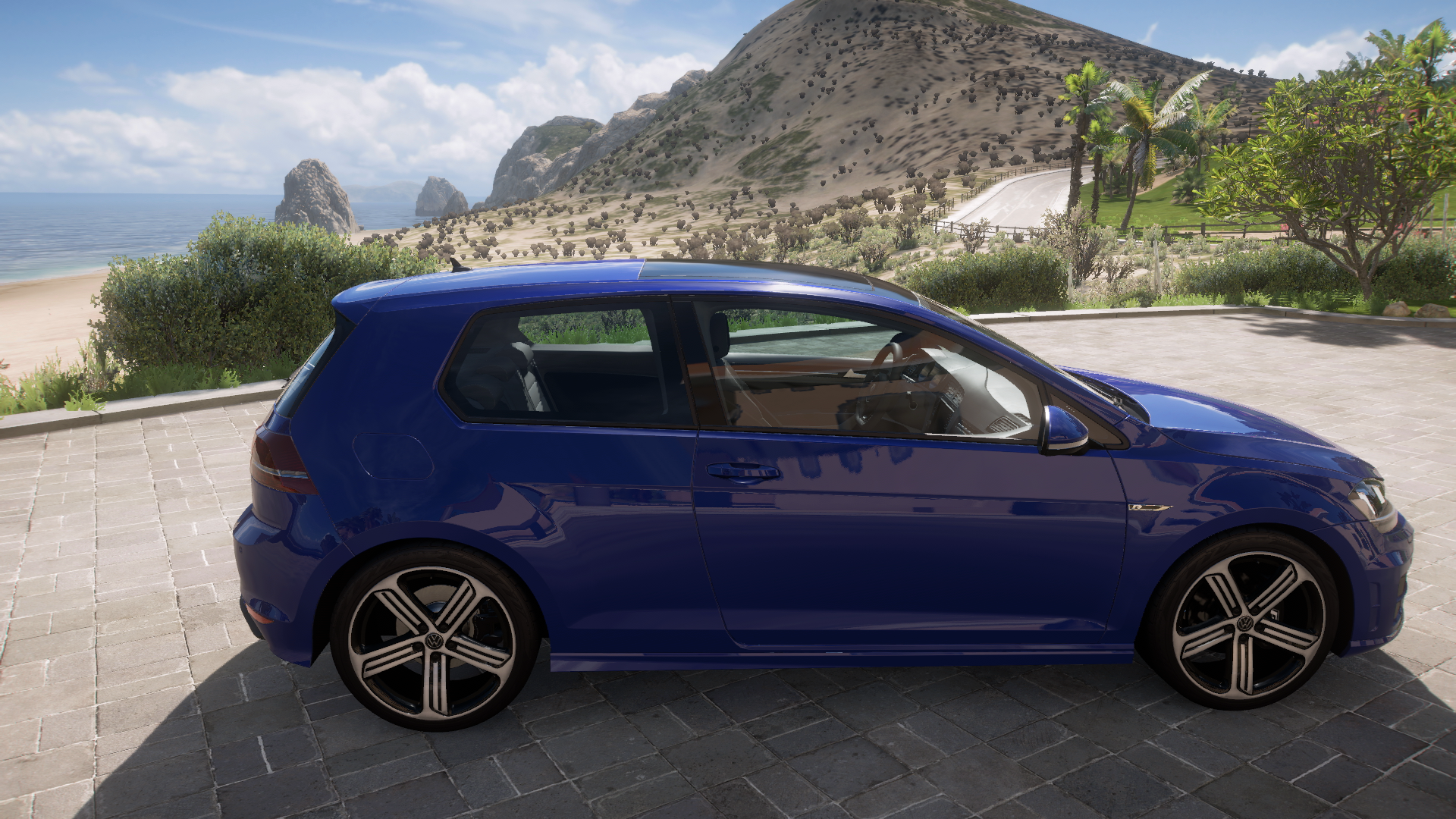 2014 Volkswagen Golf R – view 4