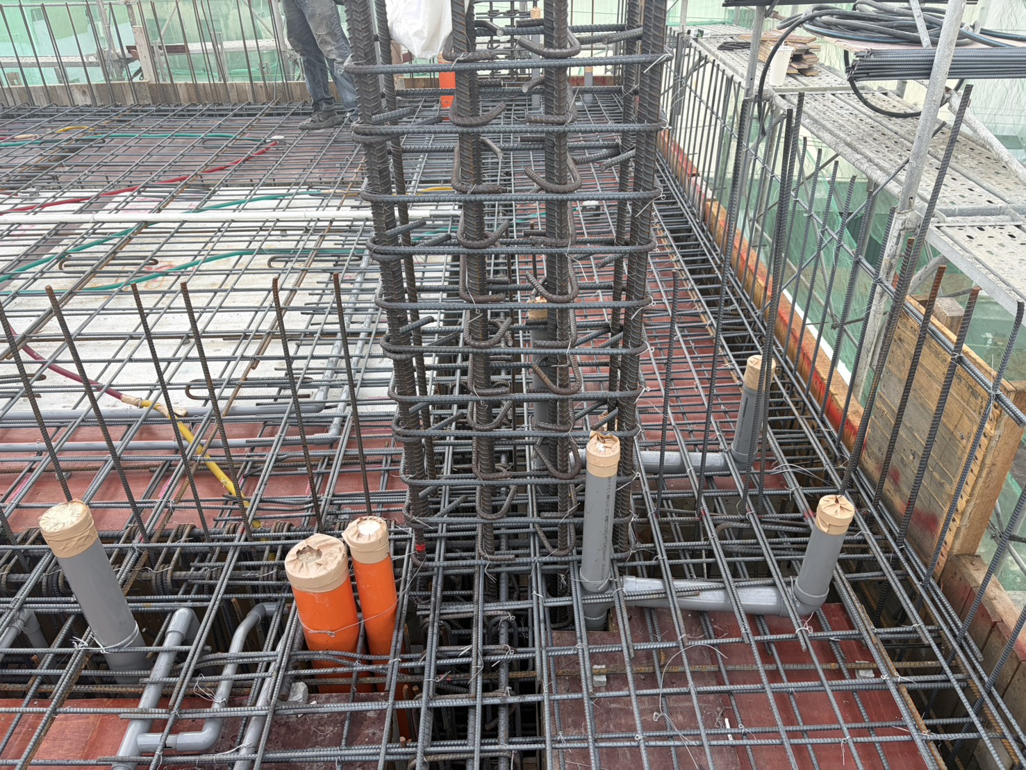 3樓底板的柱筋、樓板鋼筋與水電管線配置。