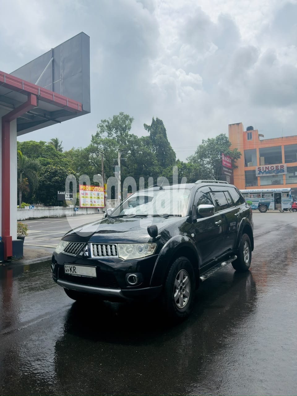 Mitsubishi Montero 2011