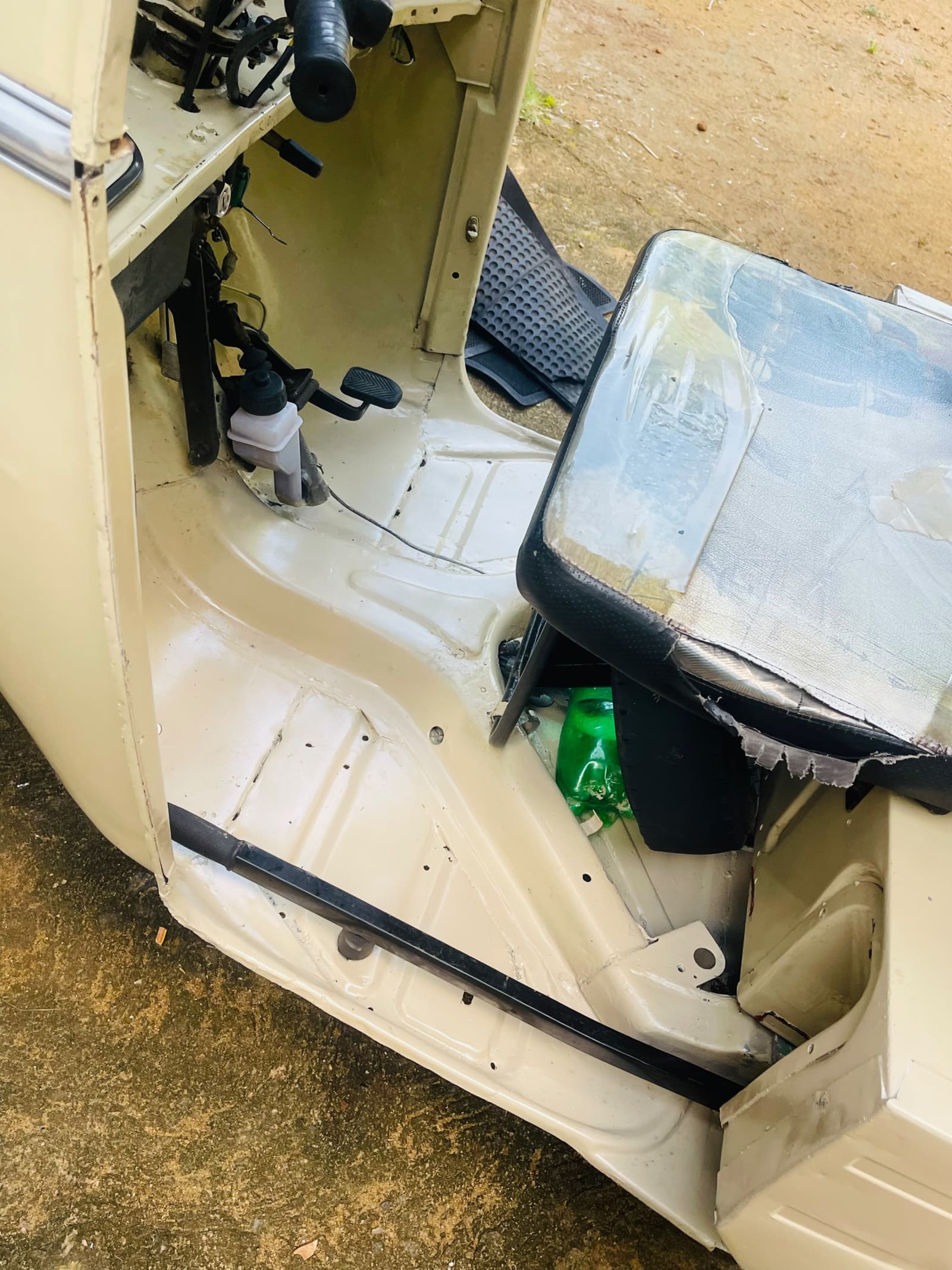Bajaj RE 2006 3
