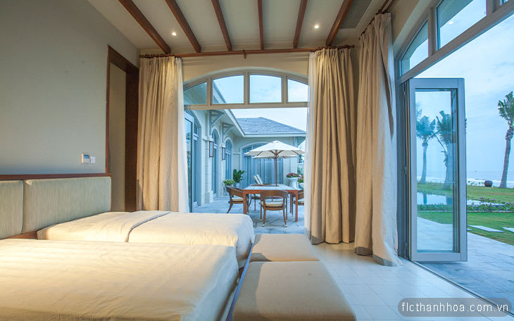 Seaview Villa FLC Sầm Sơn với không gian phòng ngủ hướng biển