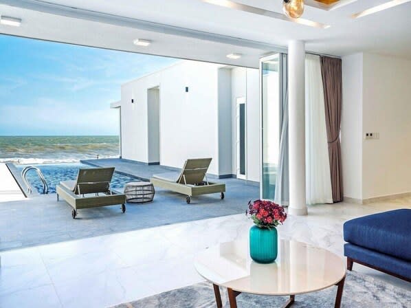 Phòng khách villa Oceanami Long Hải mở ra khu hồ bơi