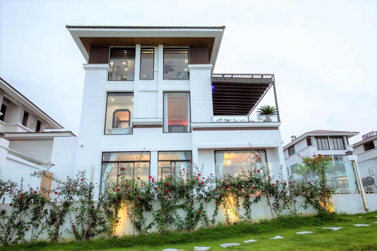 Villa nghỉ dưỡng Hạ Long có hồ bơi và khoảng sân rộng