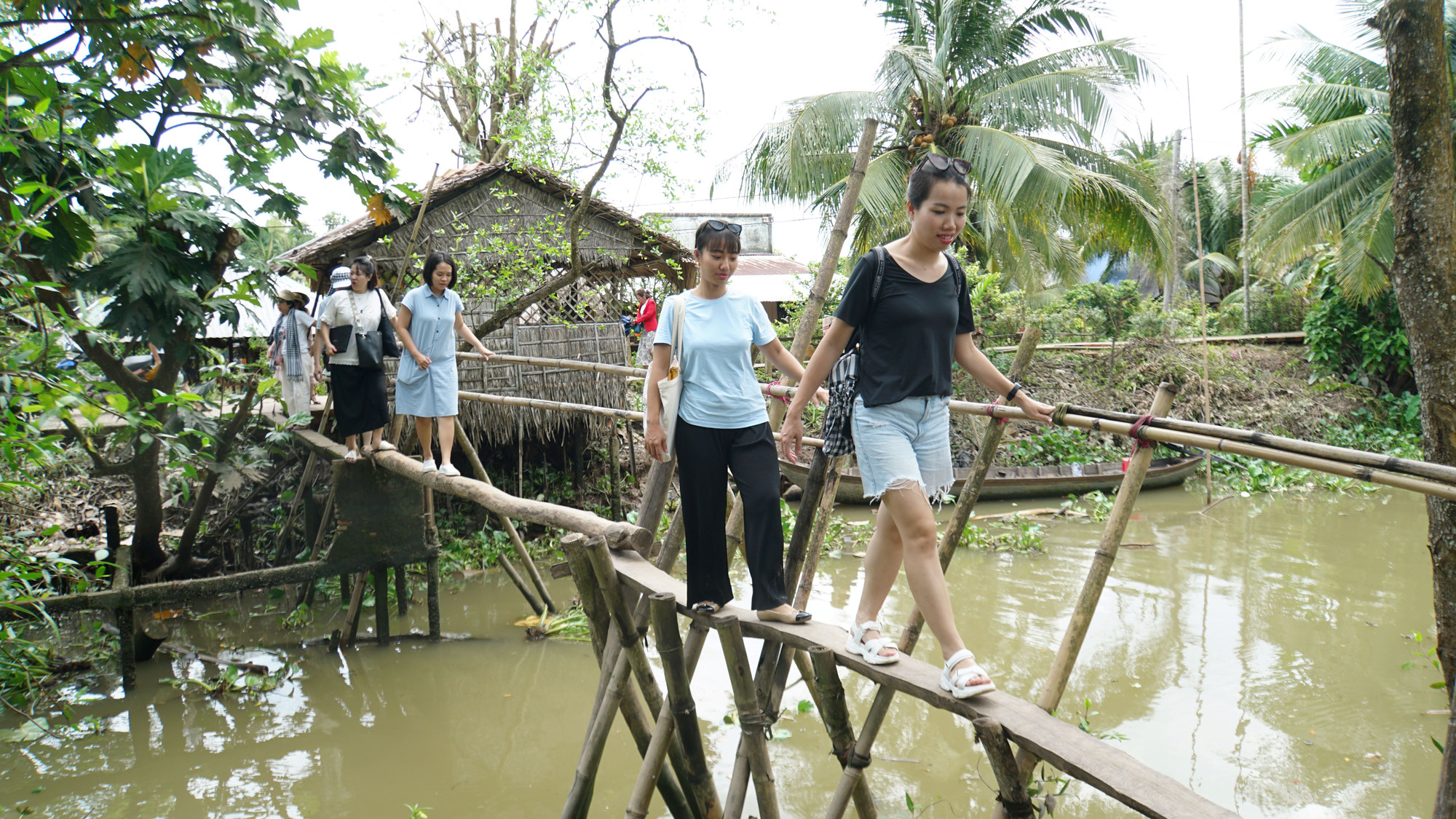 Du khách trải nghiệm không gian miệt vườn Cồn Sơn Cần Thơ