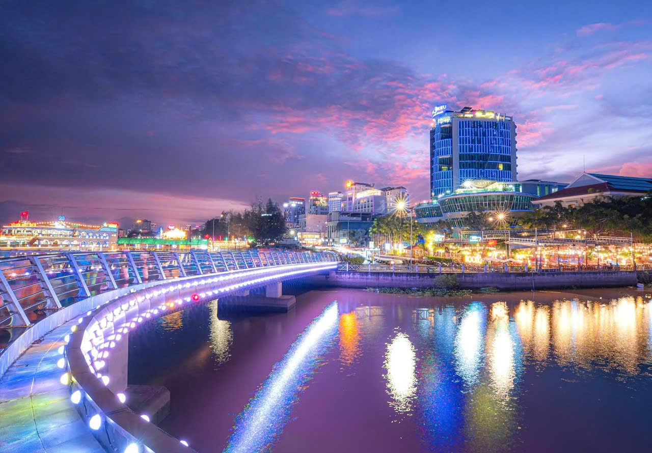 Cầu đi bộ khu Bến Ninh Kiều Cần Thơ về đêm