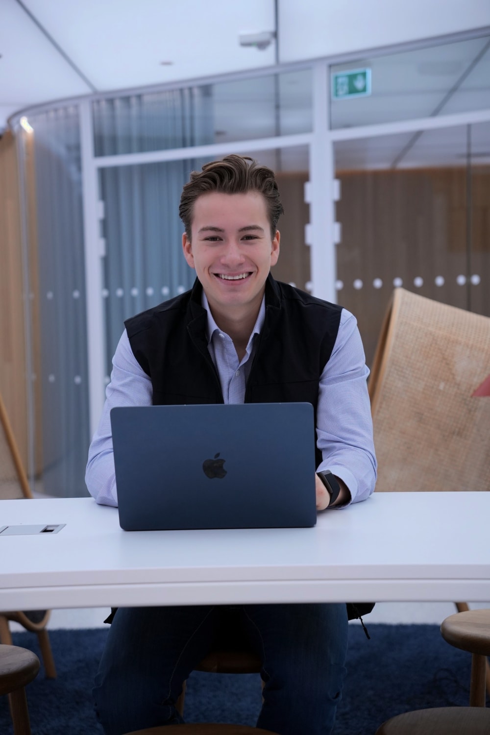 Alura team member at the Mac