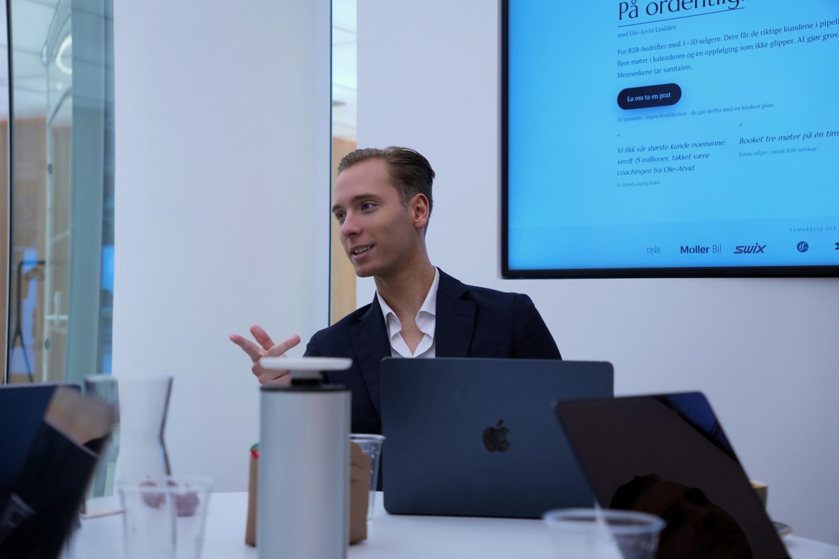 Alura presenting to a client
