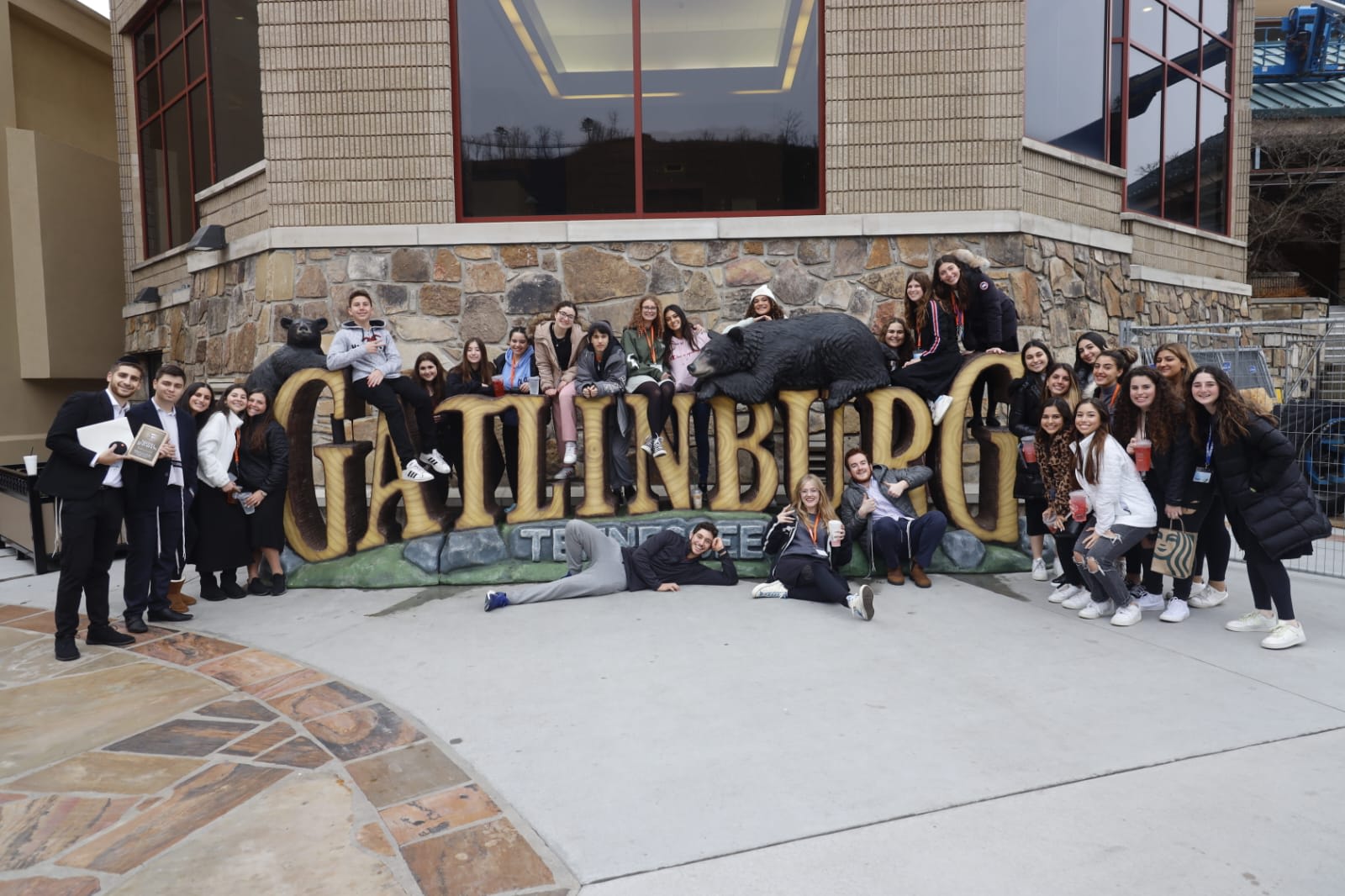 Erev Shabbat picture of teens and and Shevet Glaubach Fellows in Gatlinburg