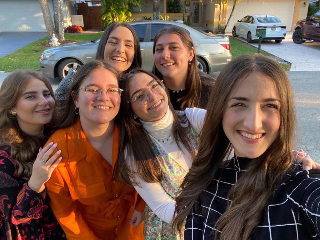 TJJ community Shevet Glaubach Fellows erev Shabbos with their teens