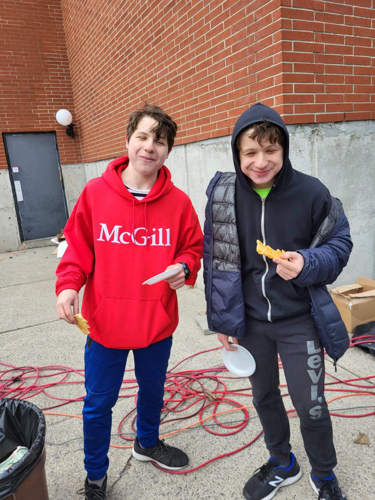 Shevet Glaubach Fellows help prepare for Pesach with their teens in Ottawa