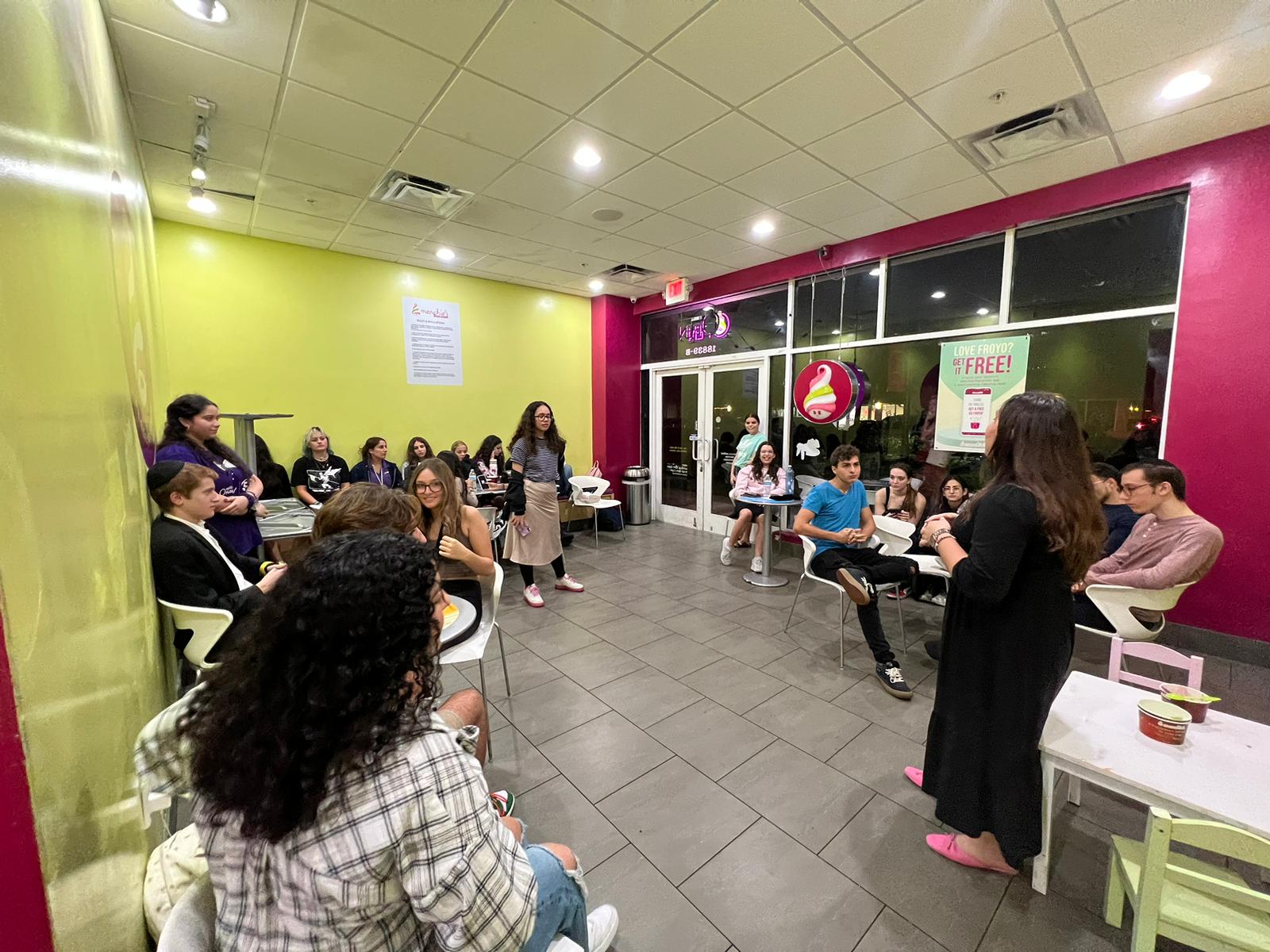 Shevet Glaubach Fellow Leeyan Cohen teaching Torah to her NCSY teens