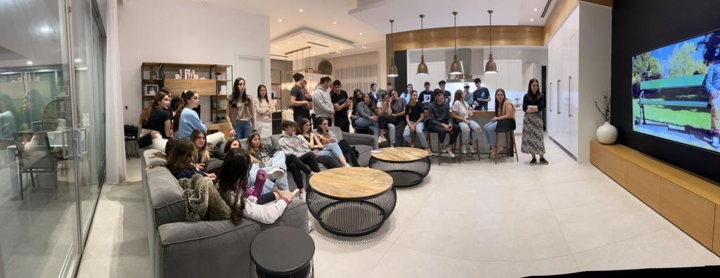 Shevet Glaubach Fellows lead a discussion with JSU Private students