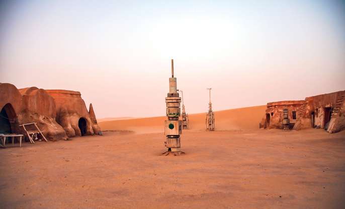 19. Which bounty hunter traps Luke Skywalker with a power cable on the fight on Jabba