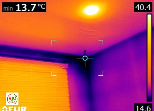 Wall / ceiling corner showing cold spot at the junction line