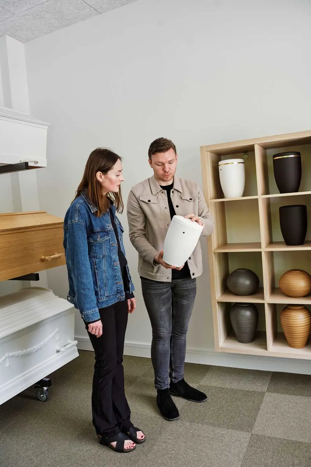 Smukke kister og urner i Begravelsesforretningen vahl og Wetche i Vejle