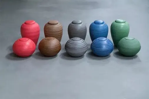 10 håndlavede urner i forskellige farver