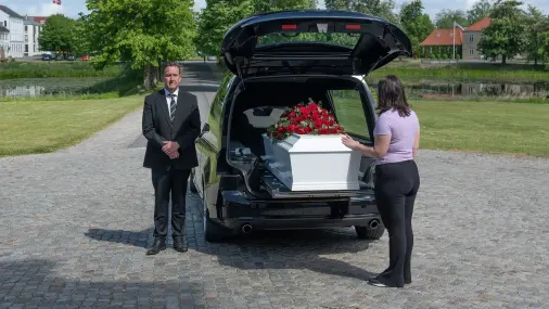 rustvogn_bag_aaben_med_bedemand