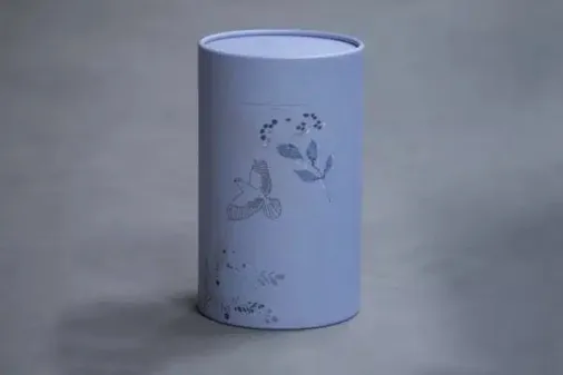 Lyseblå urne med fugl